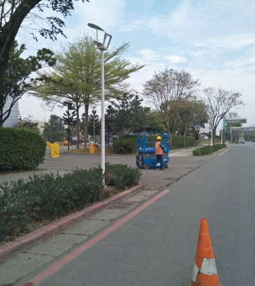 禾鼎高空車-台南高空車出租-南科電康寧玻璃