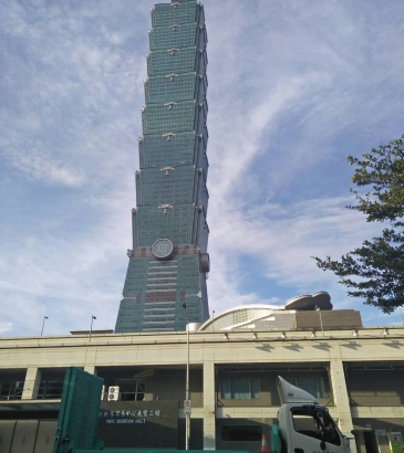禾鼎高空車-颱風天送機-信義區大遠百