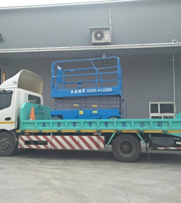 禾鼎高空車-剪刀式高空車-泰圻工業
